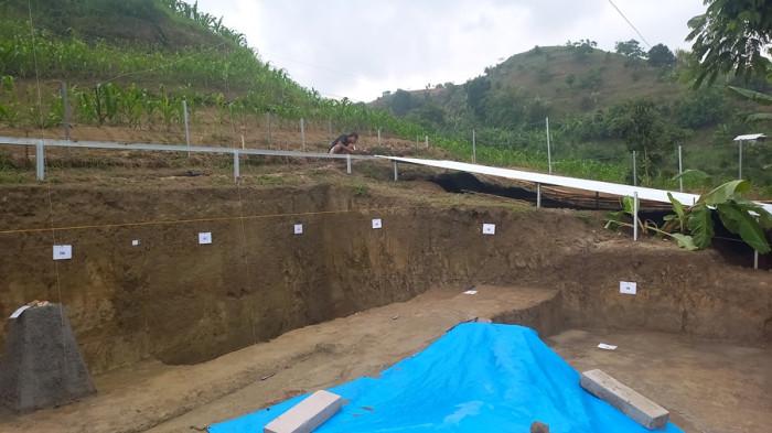 20251123 _ Pekerja Menembok Lubang Galian di Perbukitan Patiayam Kudus