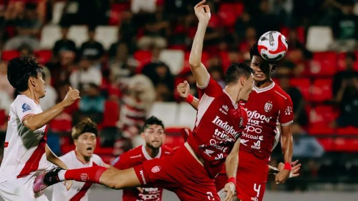 BEREBUT BOLA - Pemain Bali United dan Persis Solo berduel berebut bola di udara pada pertandingan pekan 13 Super League 2025/2026 di Stadion Kapten I Wayan Dipta, Gianyar, Sabtu (23/11) malam.