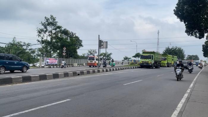 LARANGAN PARKIR TERPASANG - Larangan parkir dengan spanduk dan rambu terpasang di tepi jembatan U-turn dekat Nasmoco, Bergas, Kabupaten Semarang, pada Minggu (23/11/2025) sore. Pemasangan rambu dilakukan karena area tersebut kerap dijadikan tempat parkir truk berat yang menyebabkan dinding penahan jembatan mulai retak dan membahayakan pengguna jalan.