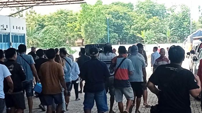 TINGGALKAN FORUM - Puluhan pedagang meninggalkan forum diskusi (walkout) dalam sosialisasi pemindahan pedagang Pasar Bitingan Kudus, Kamis (27/11/2025) di Pasar Saerah. Pedagang kecewa kebijakan yang diberikan memberatkan pedagang.