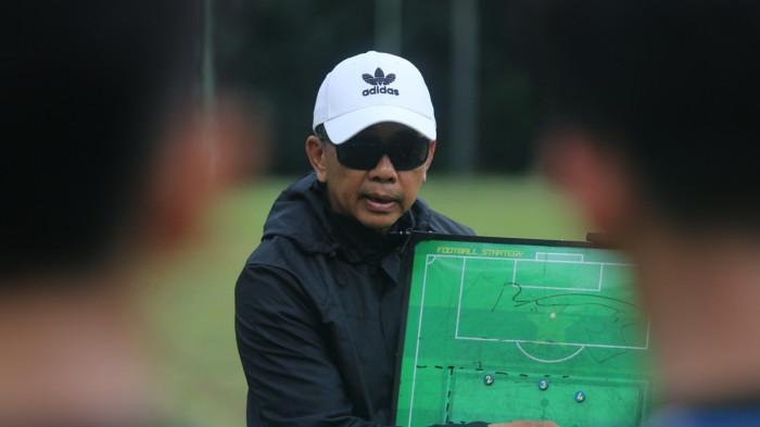 PIMPIN LATIHAN - Pelatih PSIS Semarang Jafri Sastra saat memberikan instruksi dalam latihan tim di Lapangan Arhanud Semarang, Kamis (27/11/2025).