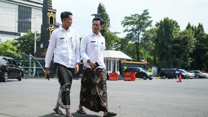 20251128_ASN Pemprov Jateng  menggunakan bawahan sarung batik setiap Jumat_2