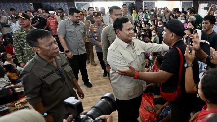  KORBAN BANJIR - Presiden Prabowo Subianto mengunjungi pengungsi korban banjir dan longsor di GOR Pandan, Tapteng, Senin (1/12/2025). Dalam peninjauan ini, Presiden memastikan bahwa langkah darurat telah dilakukan dengan baik dan distribusi bantuan telah menjangkau seluruh masyarakat terdampak.