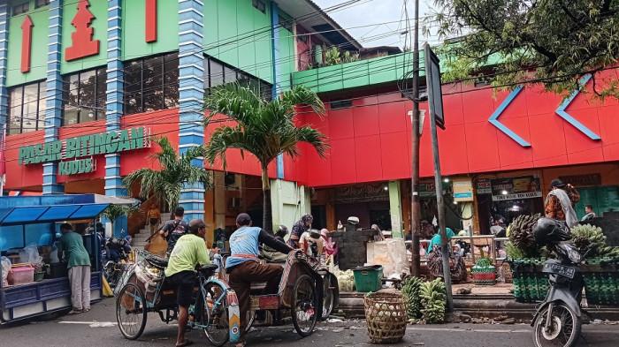 BERDAGANG - Sejumlah pedagang buah dan sayur berjualan di depan Pasar Bitingan Kabupaten Kudus. Pemerintah Kudus berencana merelokasi pedagang Pasar Bitingan ke Pasar Saerah dan pembangunan Pasar Anyar di dekat Pasar Baru, Rabu (3/12/2025). 