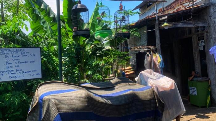 PAPAN BERITA LELAYU - Papan ucapan duka masih berdiri di depan rumah Putri Damar Timur, korban meninggal kecelakaan yang ditabrak WNA Wu Lili di Kalibanteng Semarang, Rabu (3/12/2025).