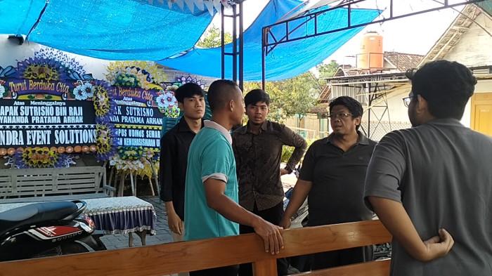 RUMAH DUKA - Pelayat saat ke rumah duka orang tua Pratama Arhan di Desa Sidomulyo, Kecamatan Banjarejo, Kabupaten Blora, Minggu (7/12/2025) sore.