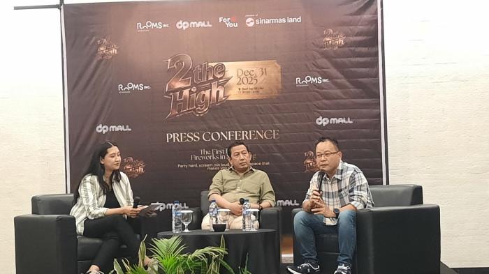 KONSEP TAHUN BARU - General Manager DP Mall Semarang, Antonius Agus Budiawan (kanan) dan General Manager Rooms Inc, Kusnadi (tengah) membeberkan konsep perayaan tahun baru di DP Mall Semarang, Senin (8/12/2025). 