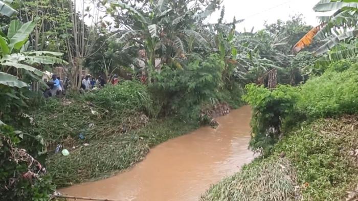 SUNGAI PLUMBON - Potret Sungai Plumbon Semarang yang sudah sempit pada Kamis (11/12/2025).