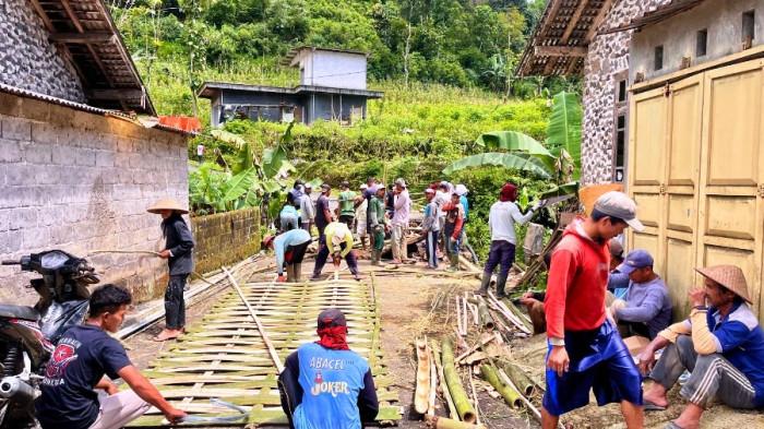 20251212 _ Gotong Royong Warga Perbaikan Jembatan di Wonosobo