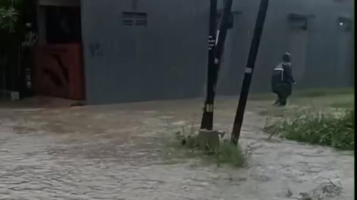 Kondisi banjir di Cluster Dinar Indah, Kelurahan Meteseh, Kecamatan Tembalang, Minggu (14/12/202).