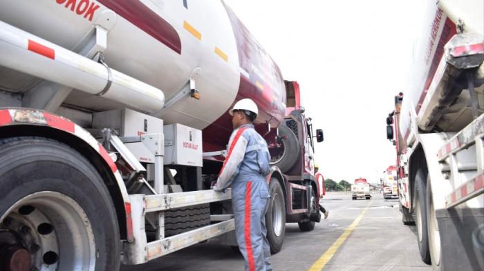 CEK KENDARAAN - Petugas mengecek mobil tangki yang sedang antre hendak mengisi BBM di Fuel Terminal Tegal Desa Munjungagung, Kecamatan Kramat, Kabupaten Tegal, Senin (15/12/2025). Pertamina Patra Niaga Regional Jawa Bagian Tengah memastikan stok BBM maupun LPG khususnya di Tegal Raya aman selama libur panjang Nataru.