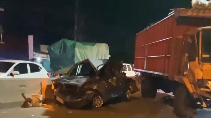 RINGSEK - Mobil Honda CR-V ringsek parah usai terseret dan terhimpit truk tronton di Jalan Raya Solo–Semarang, tepatnya di kawasan Bawen, Kabupaten Semarang, Senin (15/12/2025) malam. Kecelakaan terjadi setelah truk diduga mengalami rem blong di turunan jalan dan menabrak CR-V yang sedang berhenti di lajur kanan hingga terseret sekitar 25 meter.
