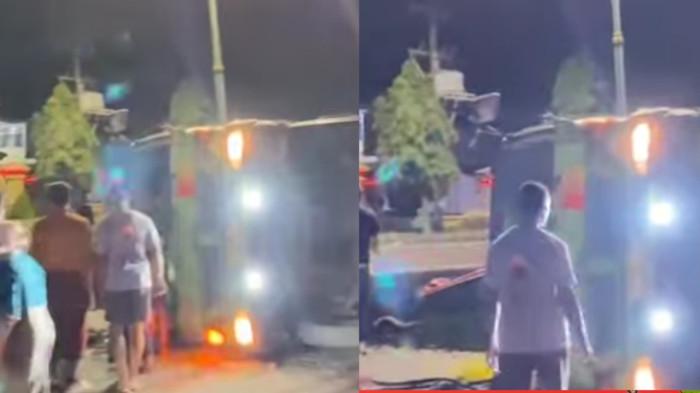Kecelakaan tunggal truk dump terguling di seberang kantor DPRD Demak Jawa Tengah, Selasa (16/12/2025) malam.