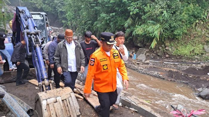 MONITOR PANCURAN 13: Bupati Tegal Ischak Maulana Rohman bersama Forkopimda Kabupaten Tegal monitoring langsung proses pembersihan material pasca banjir di hulu Sungai Gung, tepatnya Pancuran 13 Guci, Minggu (21/12/2025). Pada kesempatan itu, Bupati Ischak menegaskan secara umum kondisi Objek Wisata Guci tetap normal, aman, dan layak dikunjungi wisatawan.