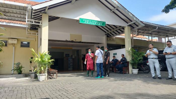 KAMAR JENAZAH: Suasana Kamar Jenazah di RS Kariadi Semarang usai adanya insiden bus terguling di Tol Krapyak.