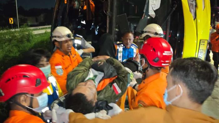 EVAKUASI KORBAN - Proses evakuasi korban kecelakaan bus antarkota PO Cahaya Trans terguling di ruas simpang susun exit Tol Krapyak, Kota Semarang, Senin (22/12/2025) dini hari. (Dok. BASARNAS Semarang)