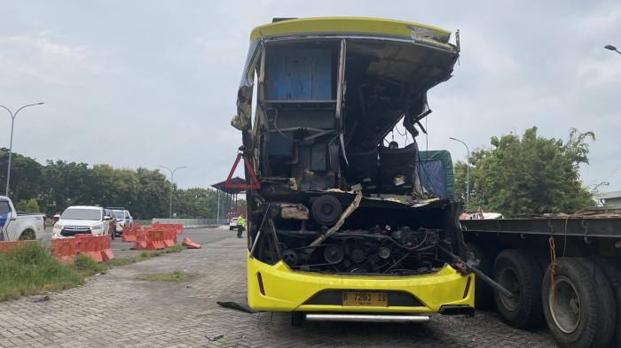 RUSAK BERAT - Kondisi bus PO Cahaya Trans yang mengalami kecelakaan di Tol Trans Jawa, tepatnya di Simpang Susun Krapyak, Senin (22/12/2025). Unit bus tersebut diletakkan di Gerbang Tol Muktiharjo Kota Semarang.