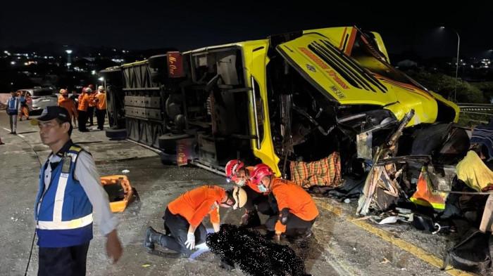 EVAKUASI - Proses evakuasi korban kecelakaan bus antarkota PO Cahaya Trans terguling hebat di ruas simpang susun exit Tol Krapyak, Kota Semarang, Senin (22/12/2025) dinihari/dok BASARNAS Semarang