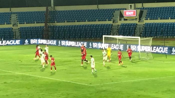 LAGA PERSIJAP - Suasana laga Persijap Jepara Vs PSIM Yogyakarta di Stadion GBK Jepara, Selasa (23/12/2025) malam. Laga tersebut berakhir imbang dengan skor 1-1.