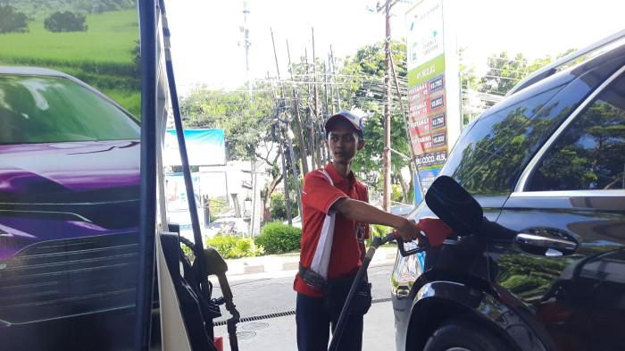 LAYANI CUSTOMER - Petugas SPBU Sultan Agung Semarang melayani customer. SPBU ini merupakan salah satu SPBU yang melayani 24 jam dengan fasilitas lengkap tidak hanya pengisian BBM melainkan juga Layanan LPG dan minimarket. 