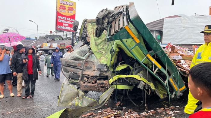 TRUK REM BLONG - Situasi di lokasi kejadian kecelakaan truk tronton bermuatan keramik yang mengalami kecelakaan di Simpang Empat Kertek, Wonosobo, Minggu (27/12/2025).