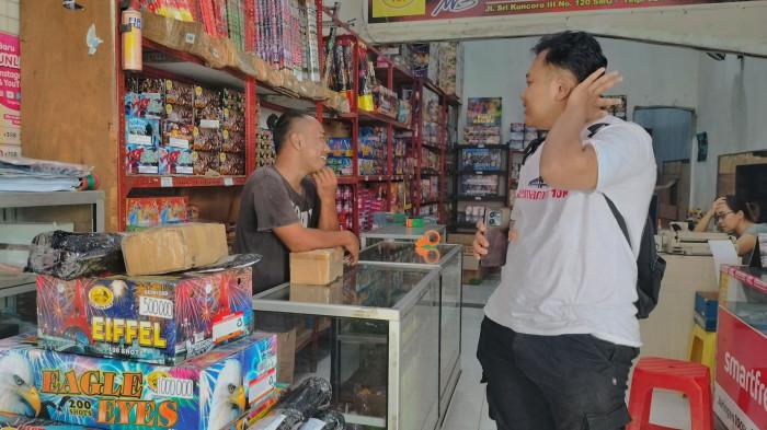 TOKO KEMBANG API - Rianto (rambut kuncir) saat meladeni pembeli perorangan di tokonya daerah Semarang Barat/TRIBUN JATENG/REZANDA AKBAR D.