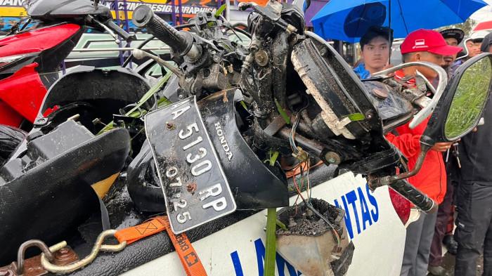 KECELAKAAN - Sebuah truk mengalami rem blong di Madukoro Kertek, Wonosobo, Selasa (30/12/2025). Truk juga menabrak beberapa kendaraan