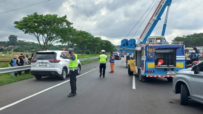 KECELAKAAN - Tabrakan antara satu mobil trailer dengan dua mobil di ruas Tol Batang - Semarang KM 354 arah Semarang, satu orang meninggal dunia.


TRIBUNJATENG/IST (
