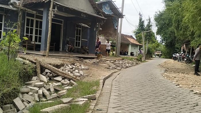 TANAH AMBLES - Peninjauan tanah ambles di Dukuh Ngetrep, Desa Tutup, Kecamatan Tunjungan, Kabupaten Blora, Senin (5/1/2026).