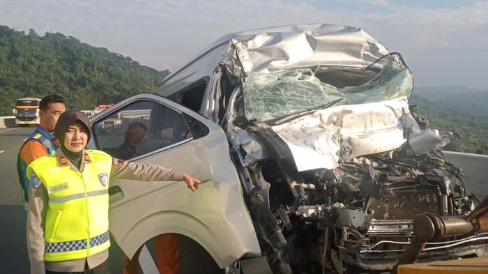 RINGSEK: Kondisi Toyota Hiace ringsek setelah menabrak Mitsubishi Truck crane di ruas Tol Jalur A KM 426.400, Selasa (6/12/2025). (Dok. Satlantas Polres Semarang)