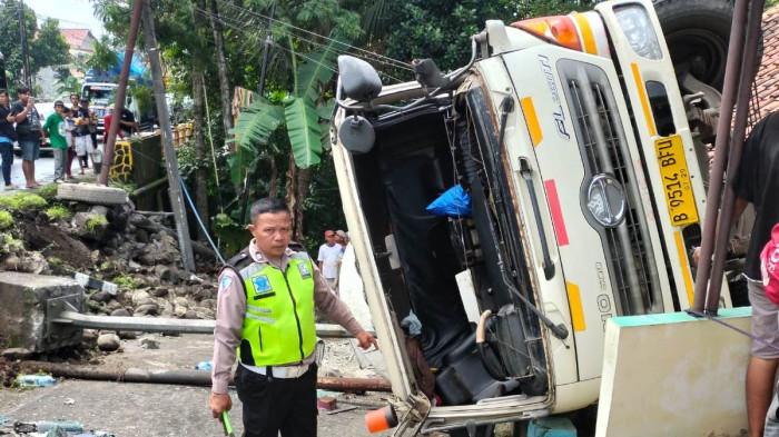 TRUK TERGULING - Kondisi truk tangki tronton terjadi di Jalan Raya Ajibarang - Bumiayu, tepatnya di Desa Pandansari, Kecamatan Ajibarang, Kabupaten Banyumas, Rabu (7/1/2026) pagi. Truk Hino tangki tronton bernomor polisi B 9514 BFU dilaporkan mengalami rem blong saat melintas di jalan menanjak. Ist. Satlantas Polresta Banyumas.