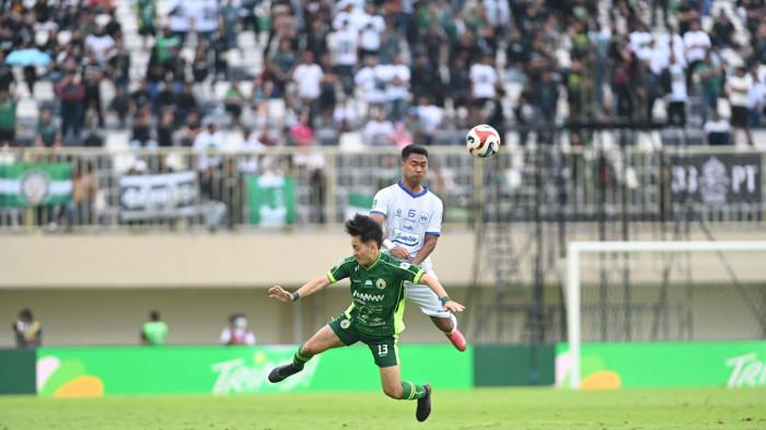 MELOMPAT - Pemain PSIS Semarang Gustur (putih) melompat melakukan duel udara melawan pemain PSS Sleman (hijau). Pertandingan PSS Sleman vs PSIS Semarang di Stadion Maguwoharjo Sleman Yogyakarta berkesudahan dengan skor 2-1.
