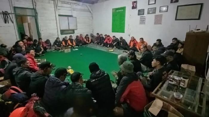 PENCARIAN PENDAKI - Tim dari Basecamp Bambangan dan Baturraden saat melakukan koordinasi untuk melanjutkan pencarian secara mandiri terhadap pendaki Gunung Slamet Syafiq Ali, yang hilang setelah mendaki Gunung Slamet secara Tek Tok di jalur Dipajaya, Pemalang.