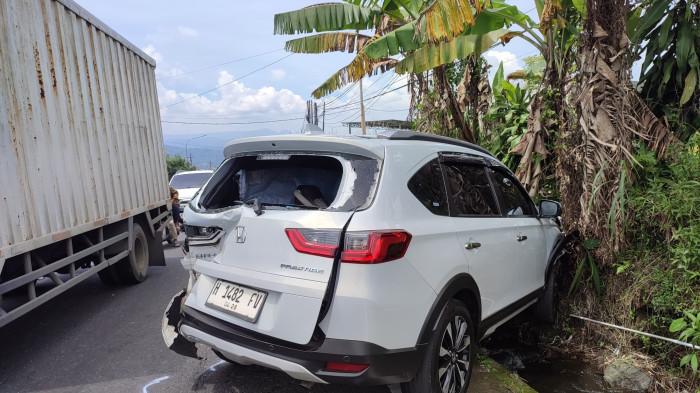 KECELAKAAN BERUNTUN - Kondisi kendaraan yang terlibat dalam kecelakaan beruntun di Jalan Raya Wonosobo-Parakan, tepatnya di depan Rumah Makan Gayatri, Dusun Kalikuto, Desa Candimulyo, Kecamatan Kertek, Kabupaten Wonosobo, pada Sabtu (17/1/2026). Ist. Polres Wonosobo