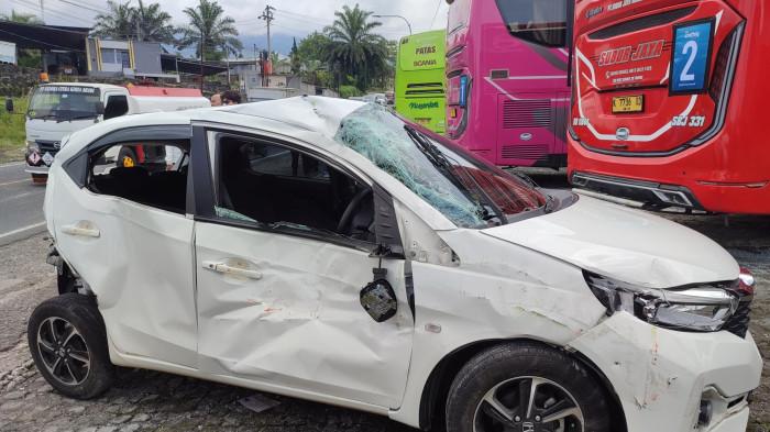 KECELAKAAN BERUNTUN - Kondisi kendaraan yang terlibat dalam kecelakaan beruntun di Jalan Raya Wonosobo-Parakan, tepatnya di depan Rumah Makan Gayatri, Dusun Kalikuto, Desa Candimulyo, Kecamatan Kertek, Kabupaten Wonosobo, pada Sabtu (17/1/2026). Ist. Polres Wonosobo