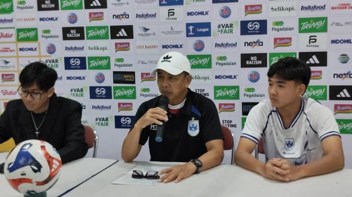 MENDAMPINGI - Pemain muda PSIS Semarang Rangga Sumarna (Kanan)  saat mendampingi pelatih Jafri Sastra (Tengah) dalam sesi Pre Match Press Conference (PMPC), Jumat (16/1/2026) petang