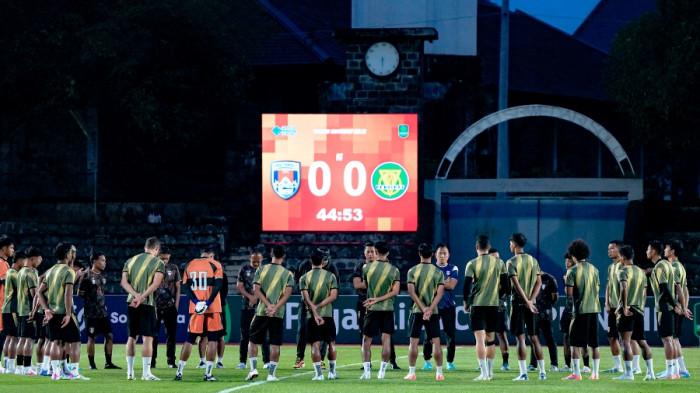 PERSIAPAN - Tim Kendal Tornado FC melakukan persiapan di Stadion Sriwedari Solo pada Senin (19/1/2026) malam.