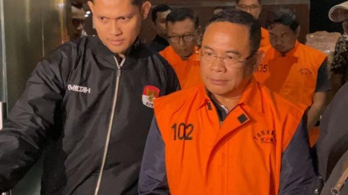 ROMPI ORANYE - Bupati Pati Sudewo memakai rompi oranye atau tahanan seusai ditetapkan sebagai tersangka atas kasus dugaan pemerasan pengisian jabatan perangkat desa di Kabupaten Pati, Selasa (20/1/2026).