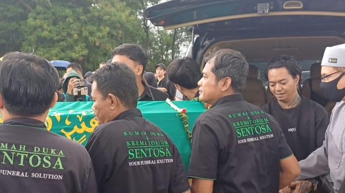Reza Arap turut menggotong keranda jenazah Lula Lahfah di TPU Rawa Trate, Cakung, Jakarta Timur, Sabtu (24/1/2026).