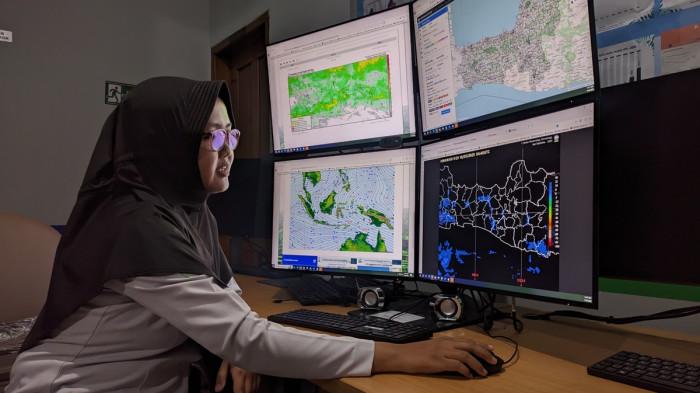 ILUSTRASI - Forecaster BMKG Ahmad Yani Semarang saat menjelaskan kondisi cuaca di kawasan Jawa Tengah.