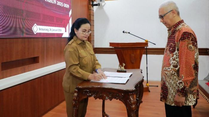 PELANTIKAN -  Wali Kota Semarang Agustina Wilujeng melantik Bimo Wahyu Widodo Dasir Santoso sebagai Direktur PT Taman Satwa Semarang (Perseroda), periode 2025–2029 di Balaikota Semarang, Senin (26/1/2026).