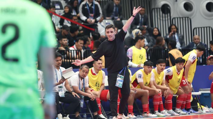 LOLOS FINAL - Pelatih Timnas Futsal Indonesia, Hector Souto memberi intruksi kepada pemainnya saat melawan Timnas Futsal Jepang pada semifinal AFC Futsal Asian Cup 2026 di Indonesia Arena, Senayan, Jakarta, Kamis (5/2/2026). Timnas Futsal Indonesia melaju ke final setelah menang 5-3 atas Jepang.