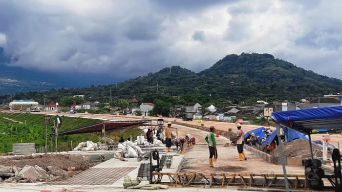 EXIT TOL AMBARAWA - Pekerja mengerjakan pembangunan Exit Tol Ambarawa, Jumat (6/2/2026). Tol Ambarawa - Bawen direncanakan akan dibuka secara fungsional pada arus mudik Lebaran 2026.