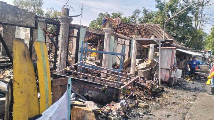 KEBAKARAN - Kondisi usai Kebakaran Pasar Darurat Rakyat Ngawen, Minggu (8/3/2026).