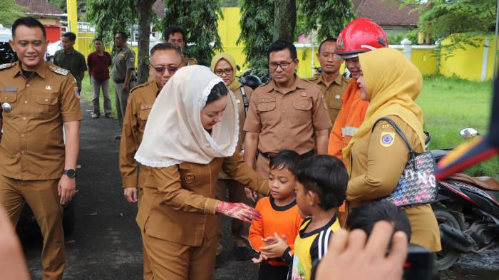 20260209_Bupati Brebes Paramitha Widya Kusuma salurkan bantuan wardoyo_2