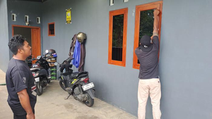 PERAMPOKAN BERSENJATA - Kondisi depan rumah yang mengalami pperampokan di rumah keluarga tersebut di RT 2 RW 6 Desa Kotayasa, Kecamatan Sumbang, Kabupaten Banyumas, sekitar pukul 01.30–02.00 WIB dini hari, Senin (9/2/2026). Saat kejadian, seluruh penghuni rumah sedang terlelap.