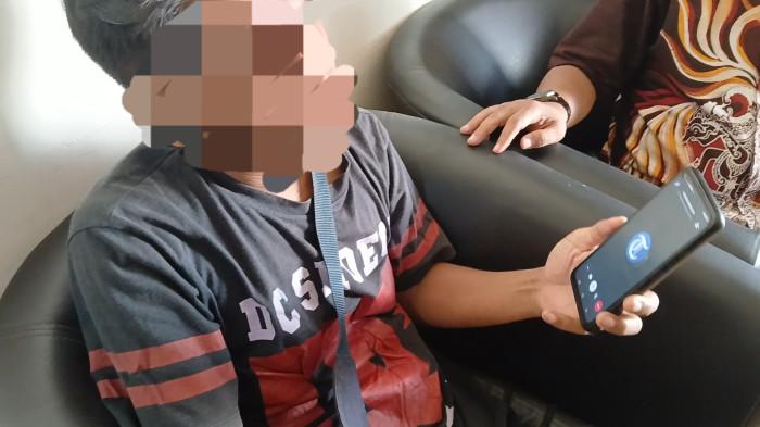 KORBAN PENIPUAN - GH saat menerima telepon orang yang mengaku dari media Tribunnews.com dan melakukan pemerasan kepadanya, Rabu (11/2/2026).