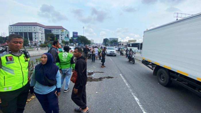 TANGANI KECELAKAAN - Polisi dan relawan menangani kecelakaan maut yang melibatkan truk boks dan pejalan kaki di Jalan Teuku Umar Kota Semarang, Kamis (12/2/2026) siang. Polisi menyelidiki peristiwa itu, sementara relawan mengatur jalan dan berkoordinasi dengan tenaga medis.