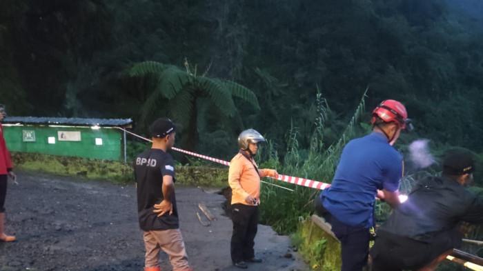 TANAH LONGSOR - Tim BPBD melakukan evakuasi terhadap motor yang terdampak longsor di area parkiran objek wisata Curug Sikarim, Kecamatan Kejajar, Kabupaten Wonosobo, pada Sabtu (14/2/2026) sore. Data sementara ada lima sepeda motor terdampak longsoran. Dua unit berhasil dievakuasi pada Sabtu petang, sementara tiga unit lainnya masih belum ditemukan hingga operasi dihentikan sementara dan dilanjutkan besok hari.