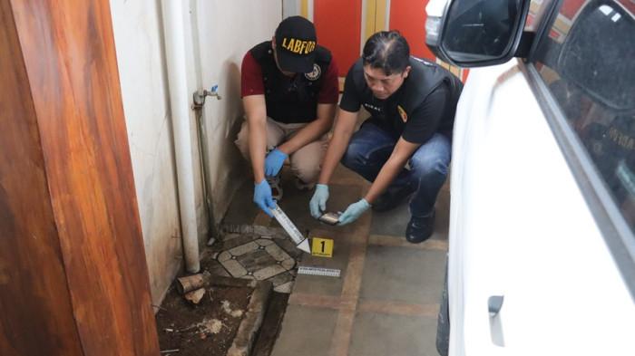 OLAH TKP - Tim Labfor Polda Jateng melakukan olah TKP teror penembakan di rumah Dukuh Capgawen, Kelurahan Kedungwuni Timur, Kecamatan Kedungwuni, Kabupaten Pekalongan, Minggu (15/2/2026). Rumah tersebut merupakan milik Anggota DPRD Jateng.
